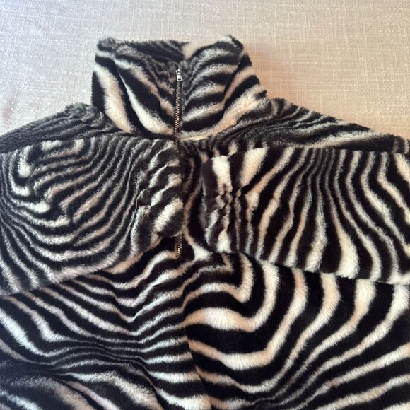 Honey & Sparkle Faux Fur Soft Zebra Print Cropped 1/4 Zip Pullover Size Small - Picture 10 of 10